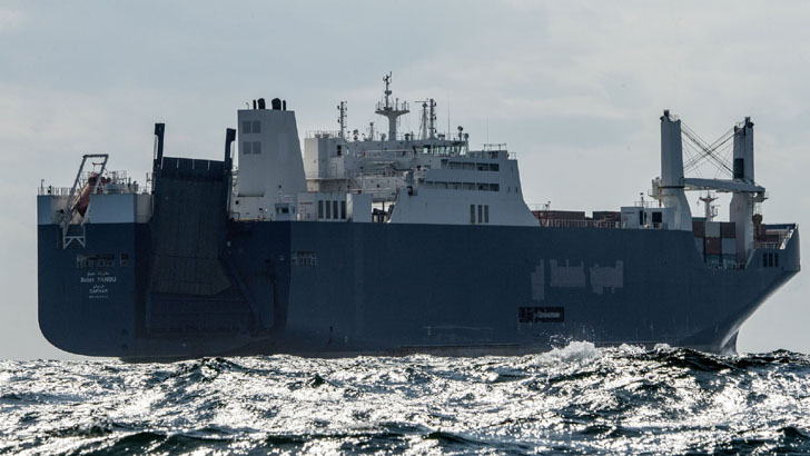 ইসরায়েলের জন্য লুকিয়ে অস্ত্র এনেছে সৌদির জাহাজ